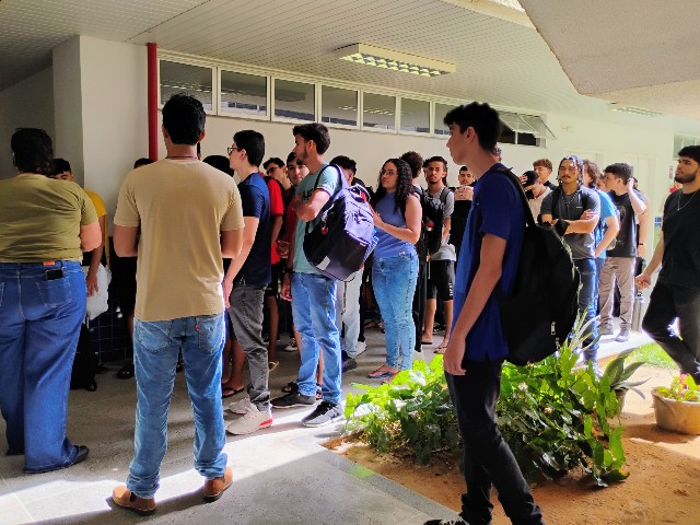 Estudantes transitando pelos corredores do campus.