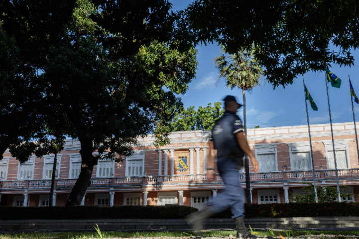 Segurança andando pelo campus.