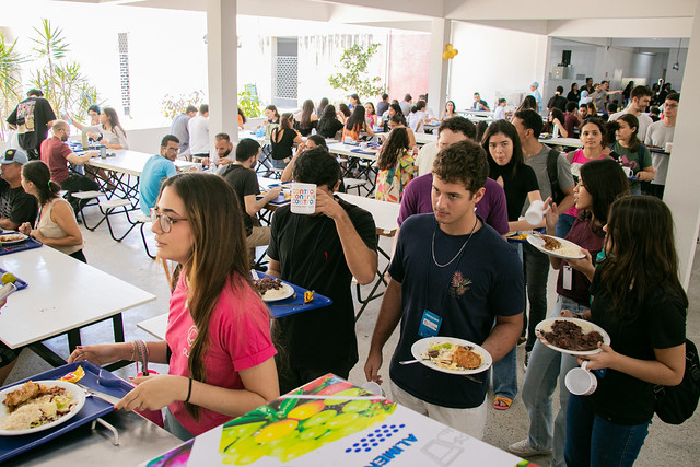 Estudantes da UFC utilizando o RU