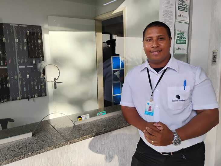 Ismael trabalha na portaria do campus.
